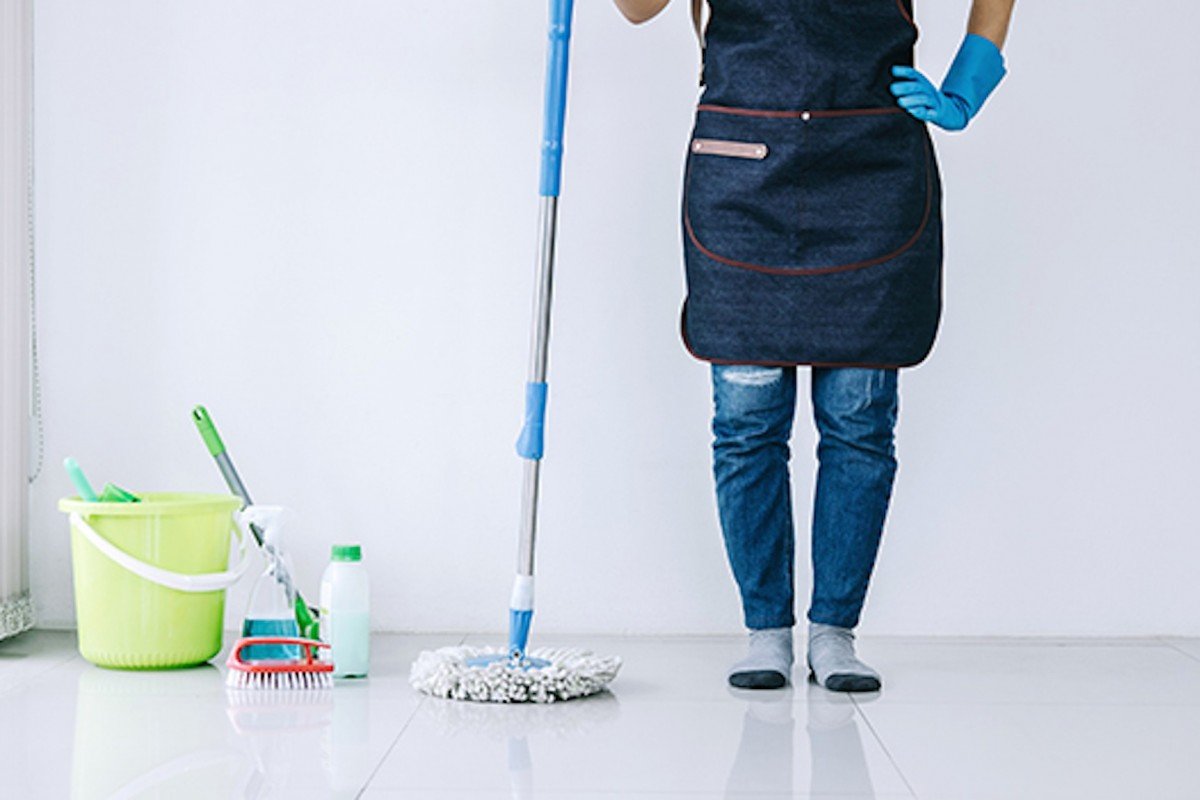 Картинка уборщица со шваброй