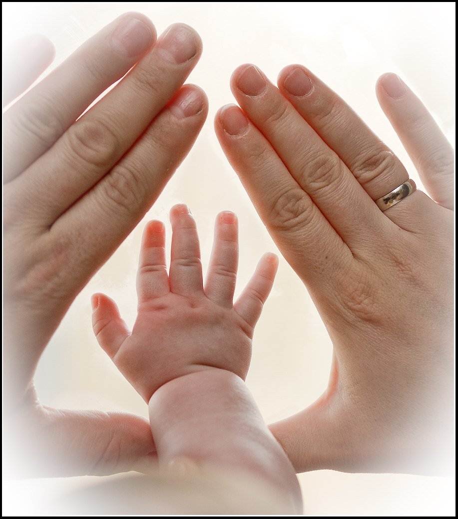 Ребенок на руках