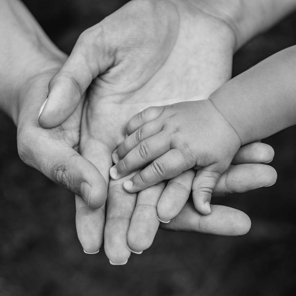 Руки родителей и детей