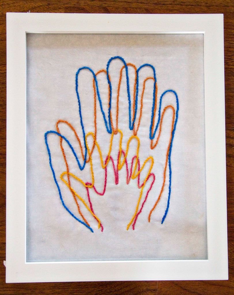 Рука младенца в руке отца