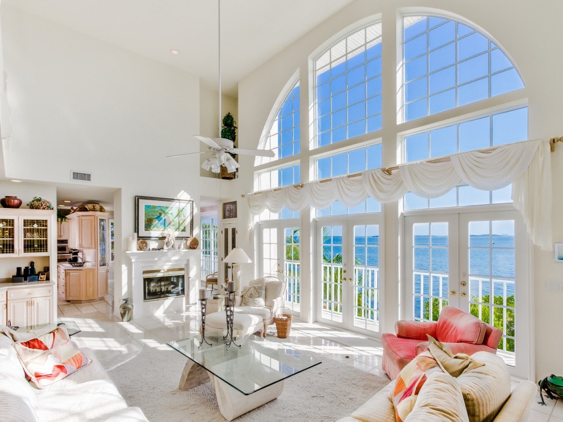 Светлый дом с панорамными окнами