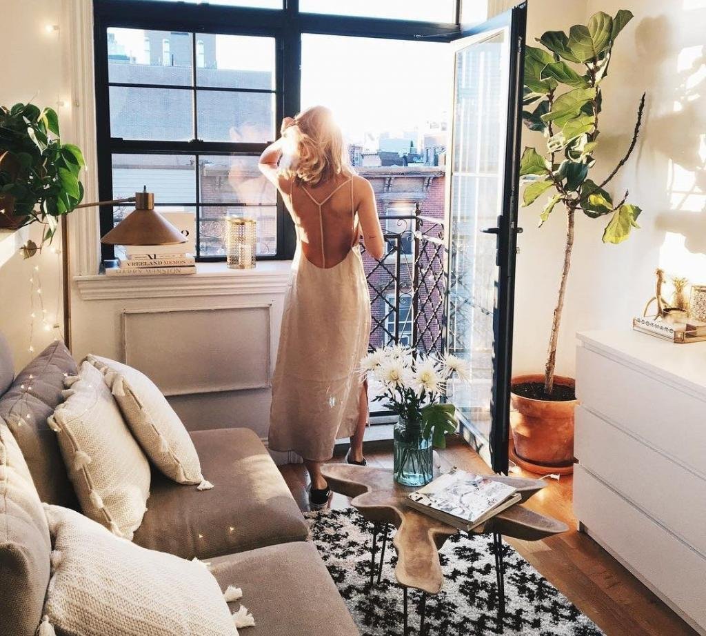 Женщина в квартире