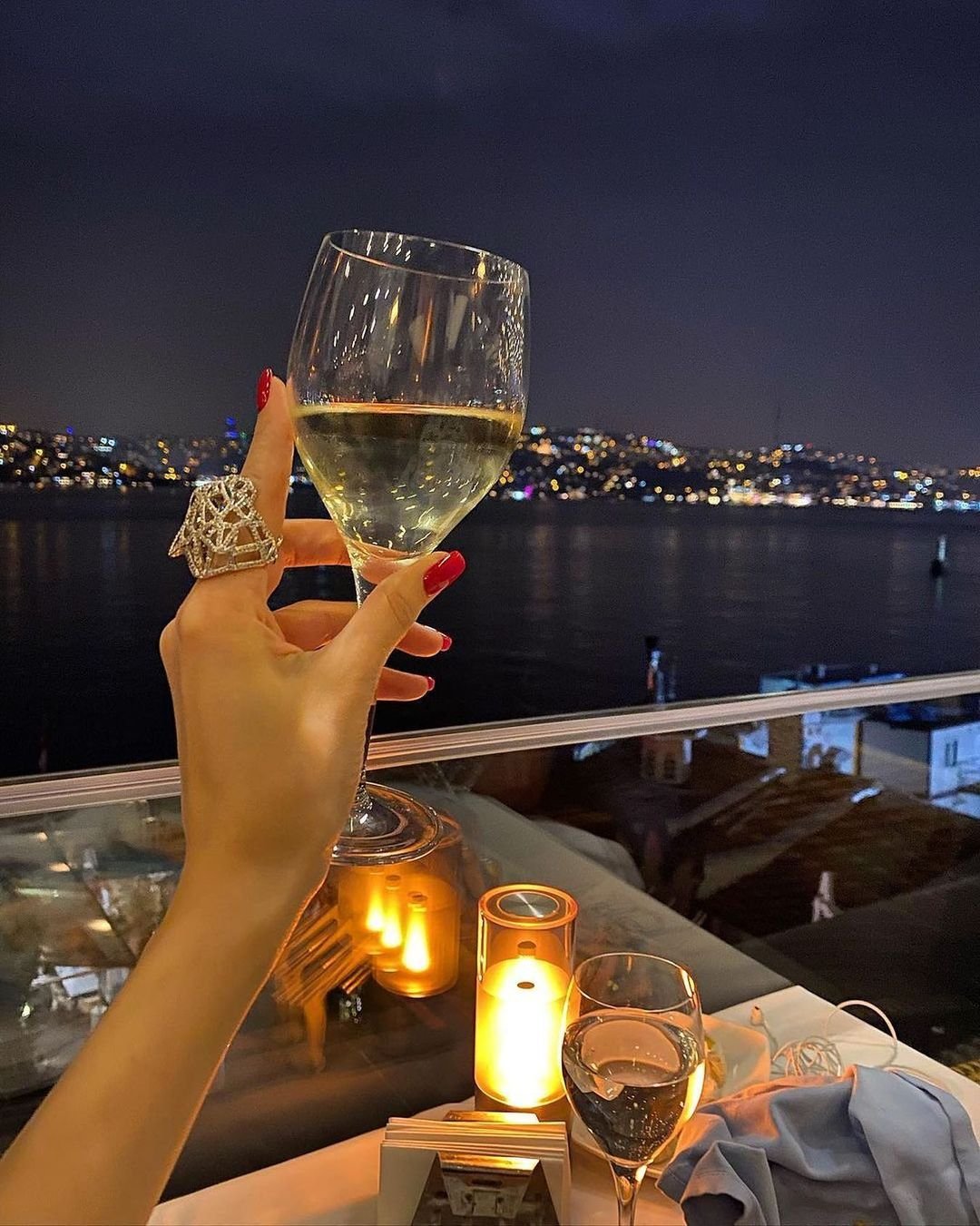 Пожелания спокойной ночи с лебедями и розами