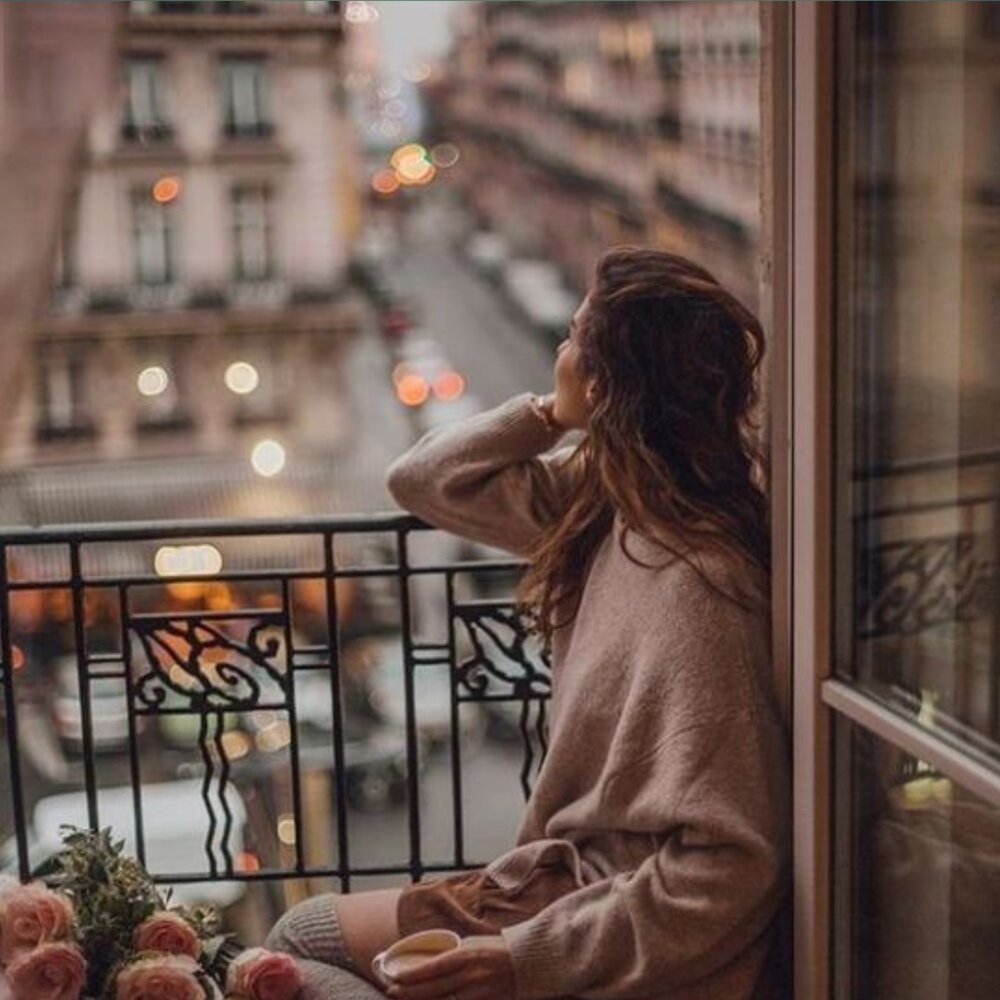 Девушка с вином и цветами