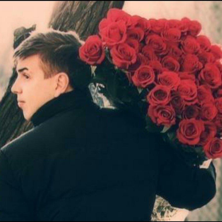 Парень с цветами без лица