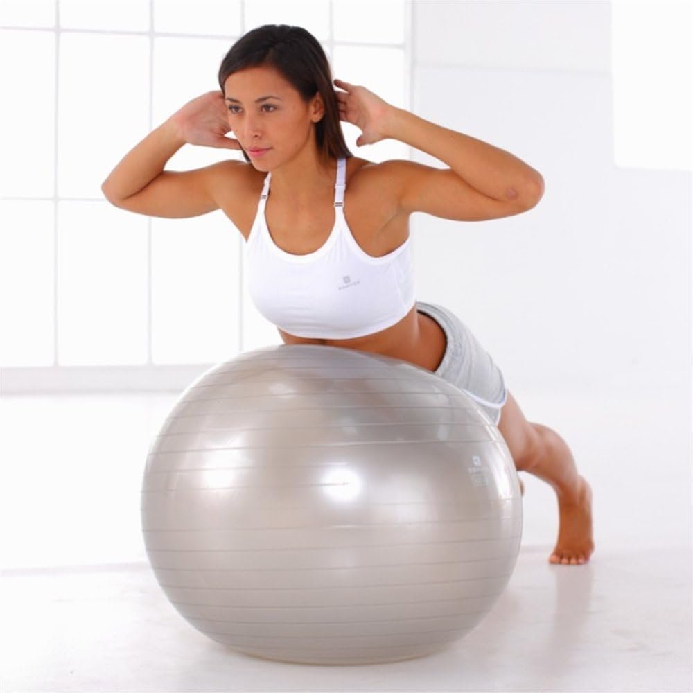 Девочка с фитболом