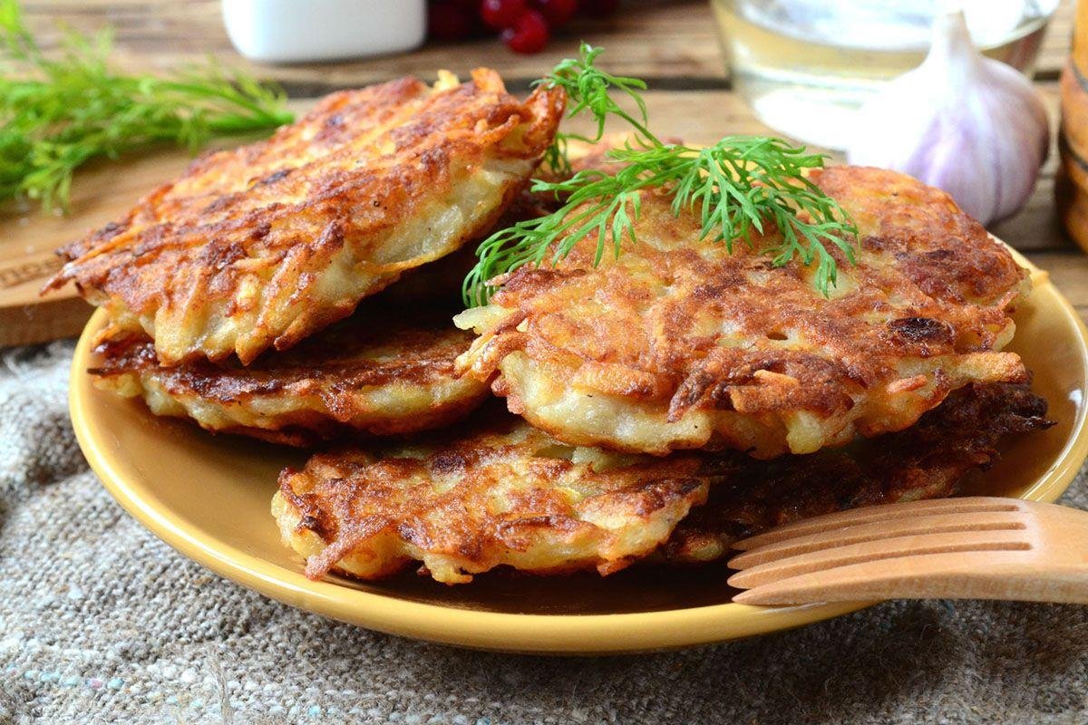 С драниками на столах