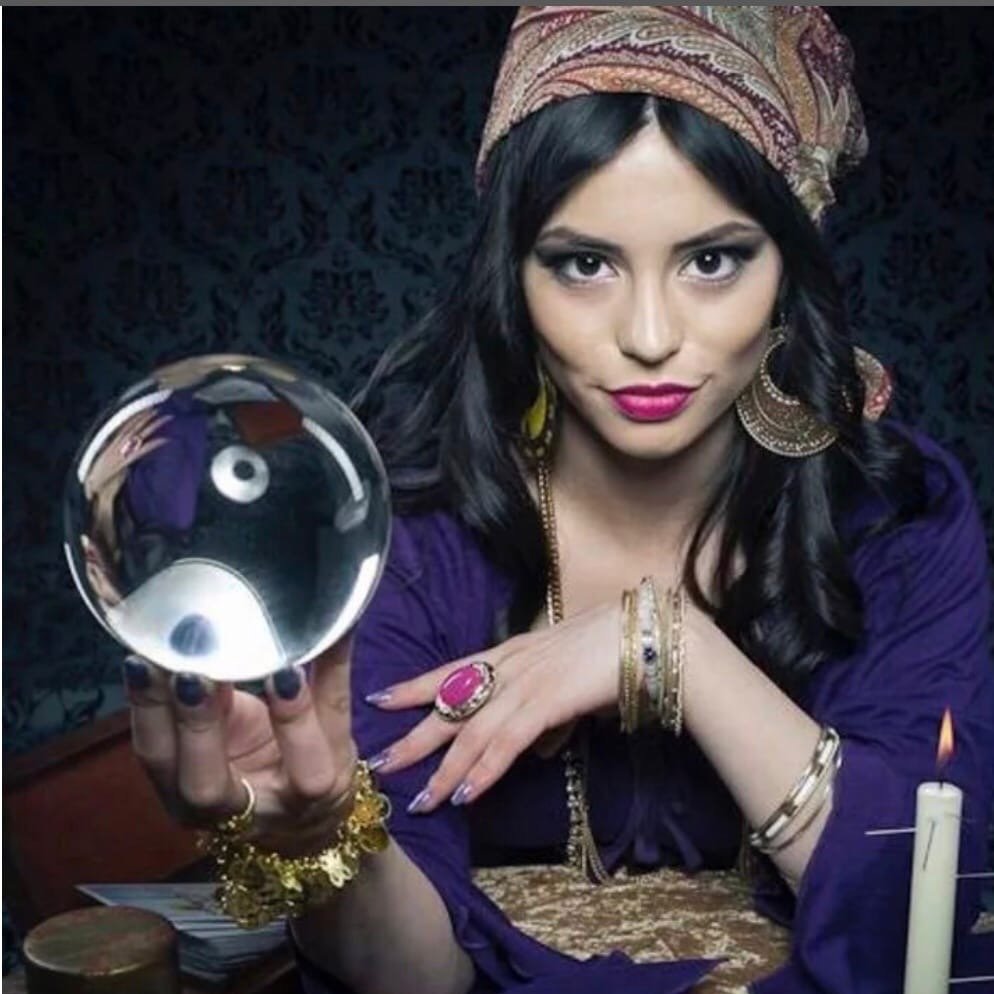 Ведьма гадалка