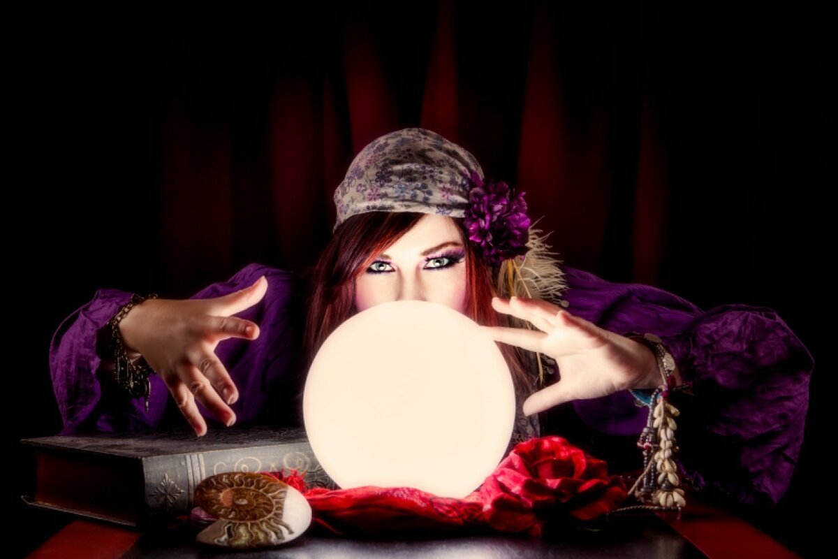 Красивая гадалка