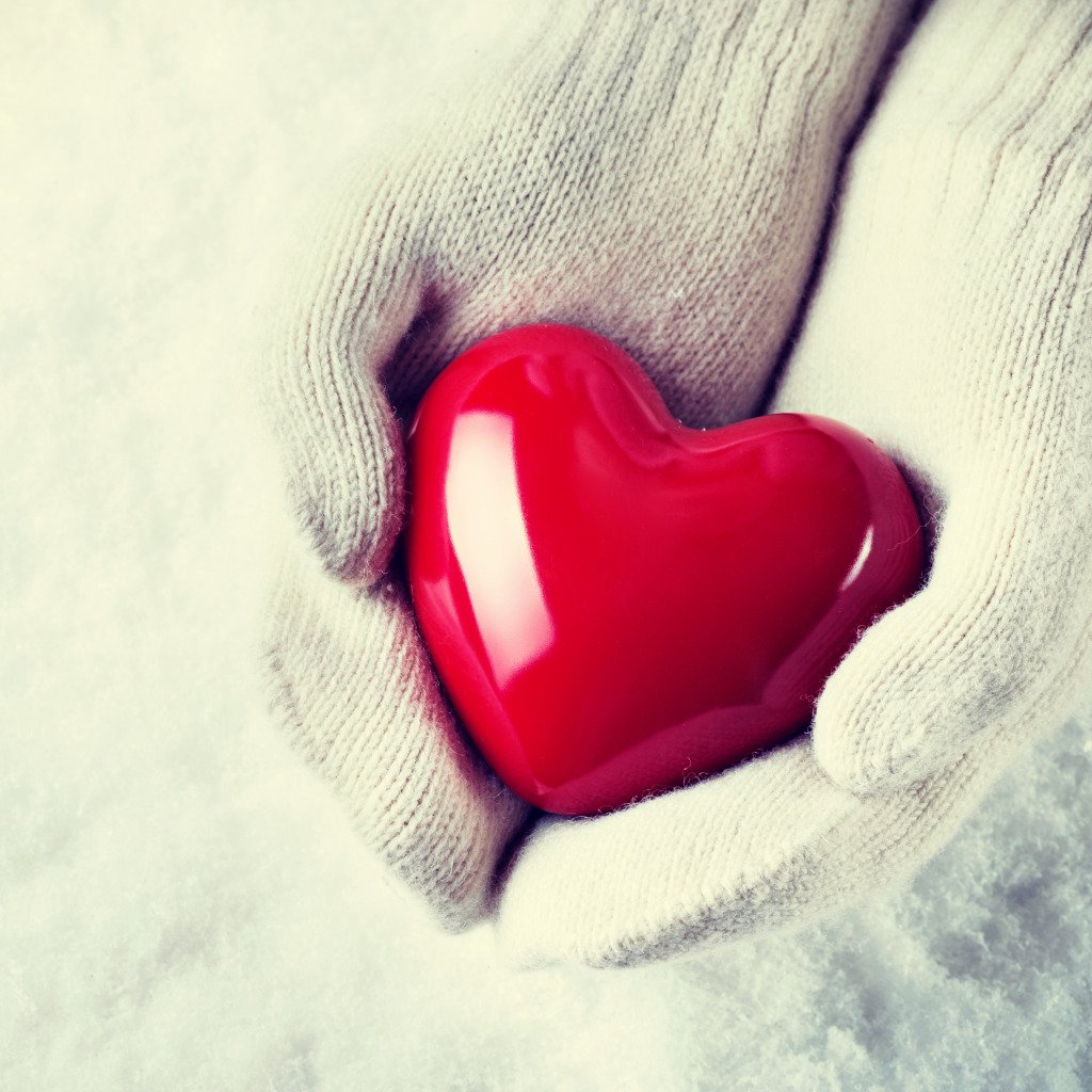 Сердце в руках гиф