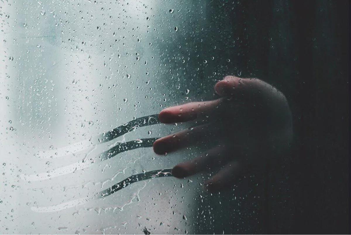Рука на запотевшем стекле