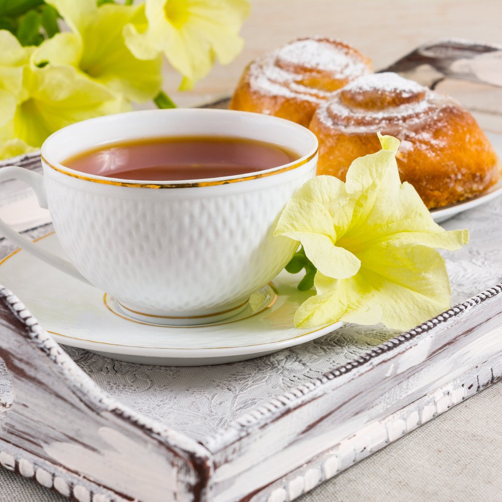 Кофе с молоком и булочка