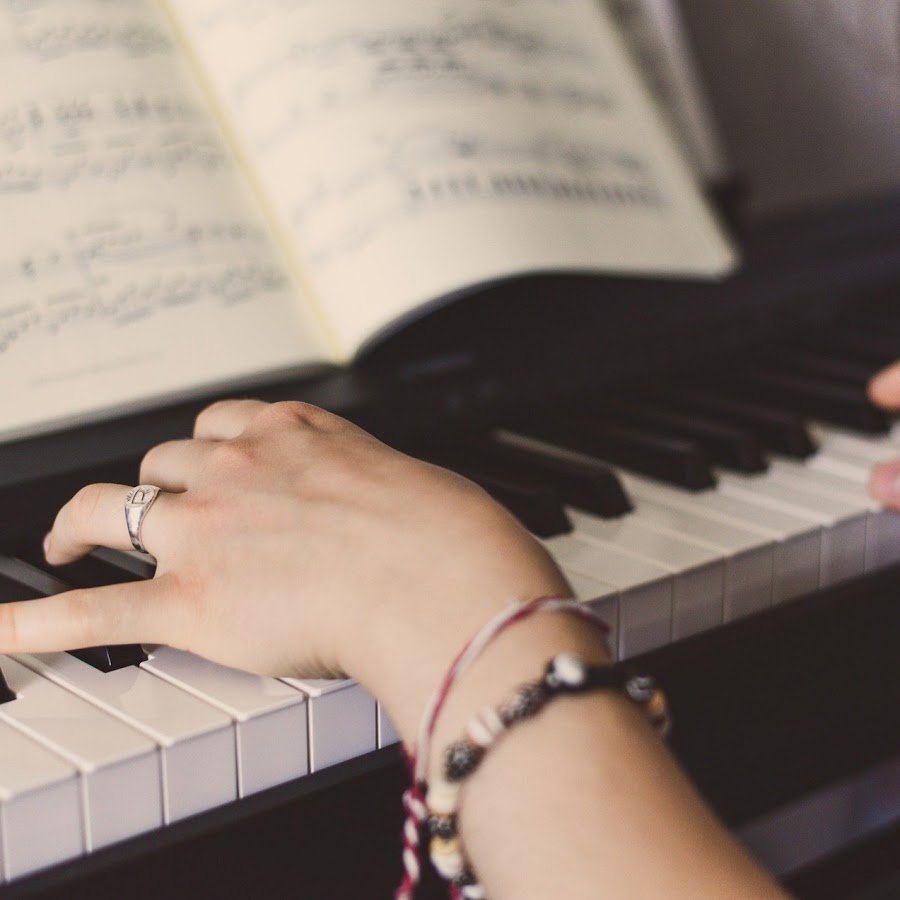 Играющий на пианино