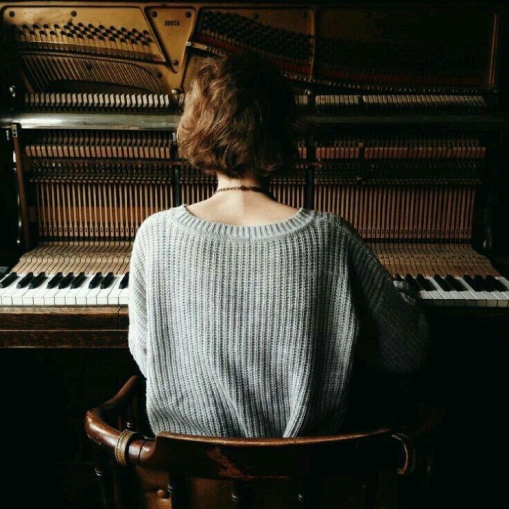 Девушка и пианино