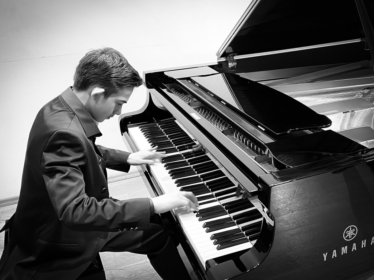 Андрей Андреев пианист