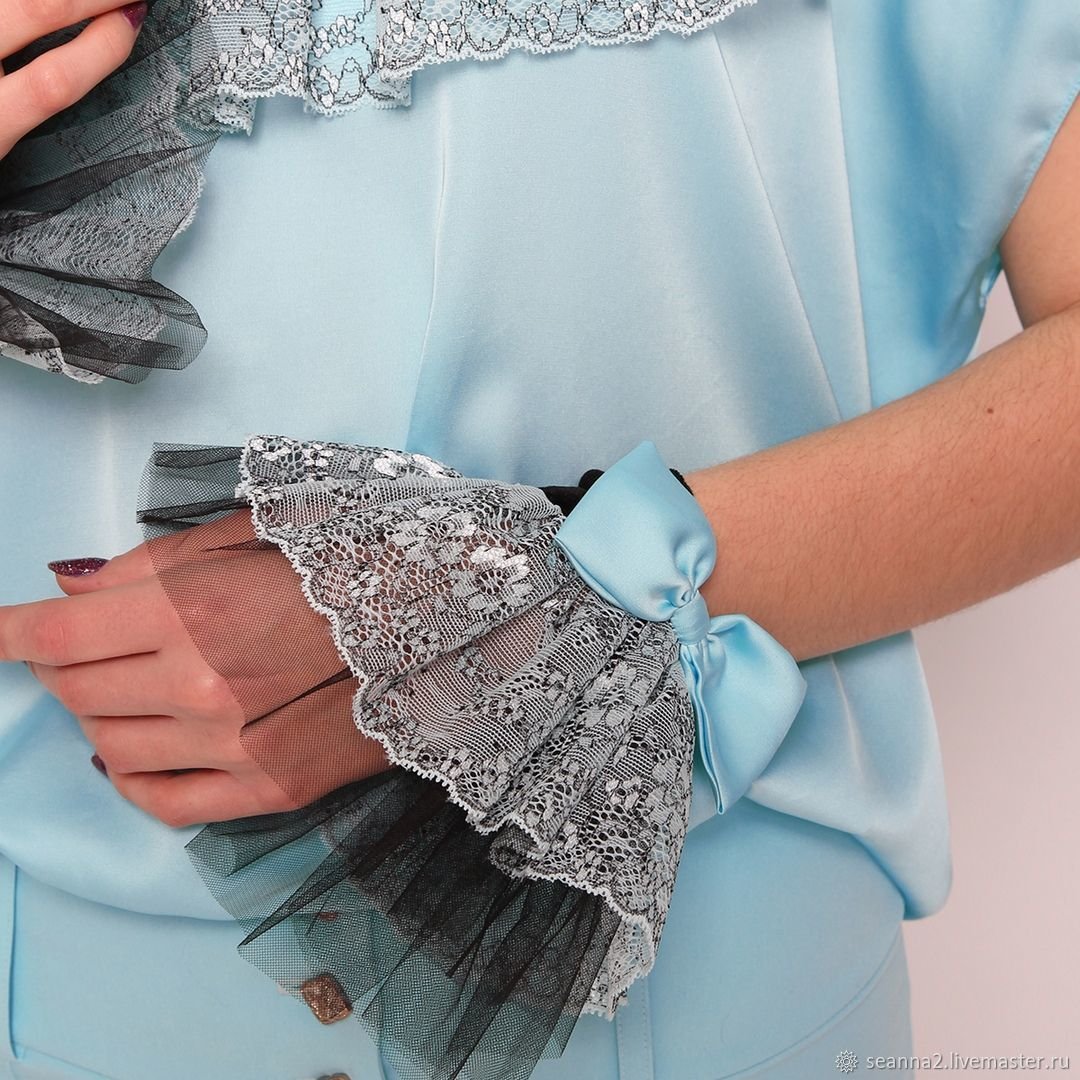 Кружевные манжеты на рукавах