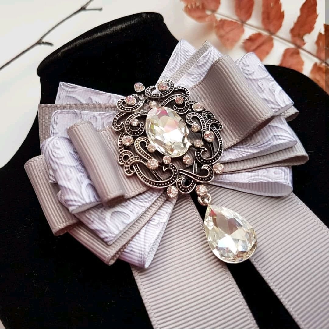 Брошь в стиле ретро