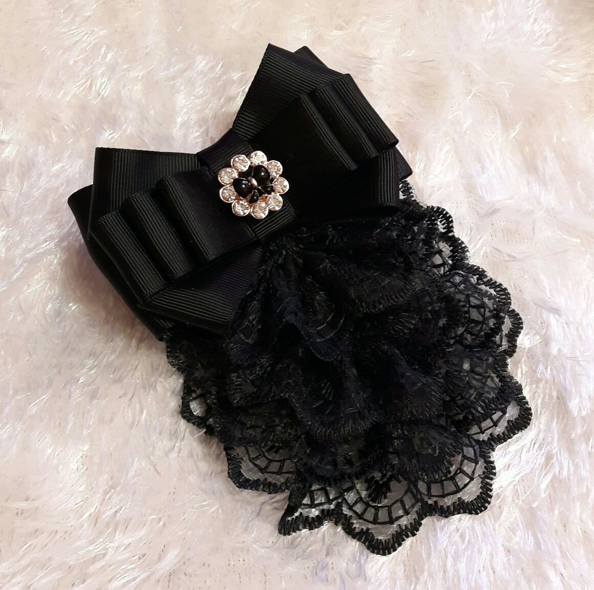 Брошь жабо черная