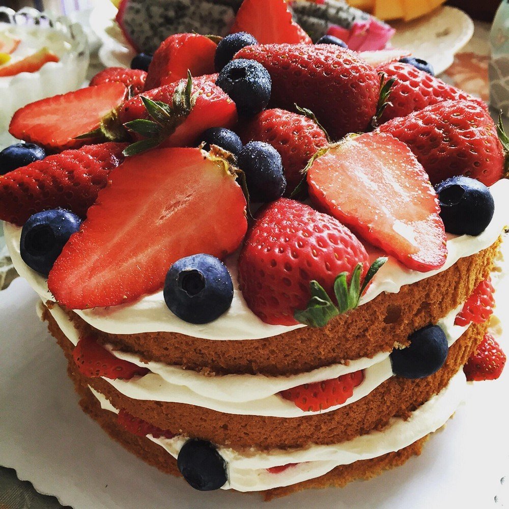 Мопсы с едой