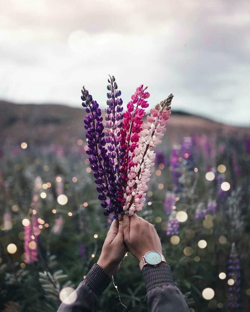 Девушка с радужным зонтом