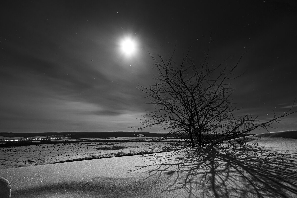 Луна гуашью