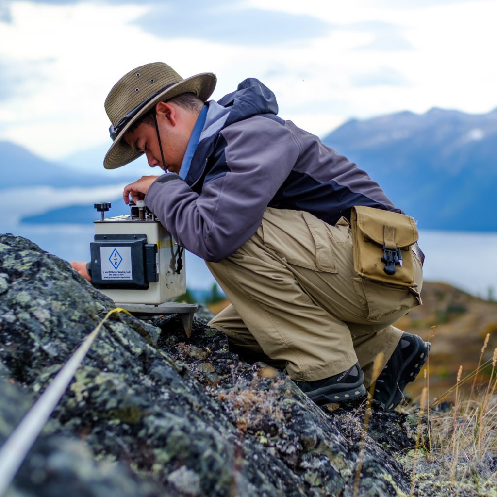Геологический разрез с наклонным залеганием слоев