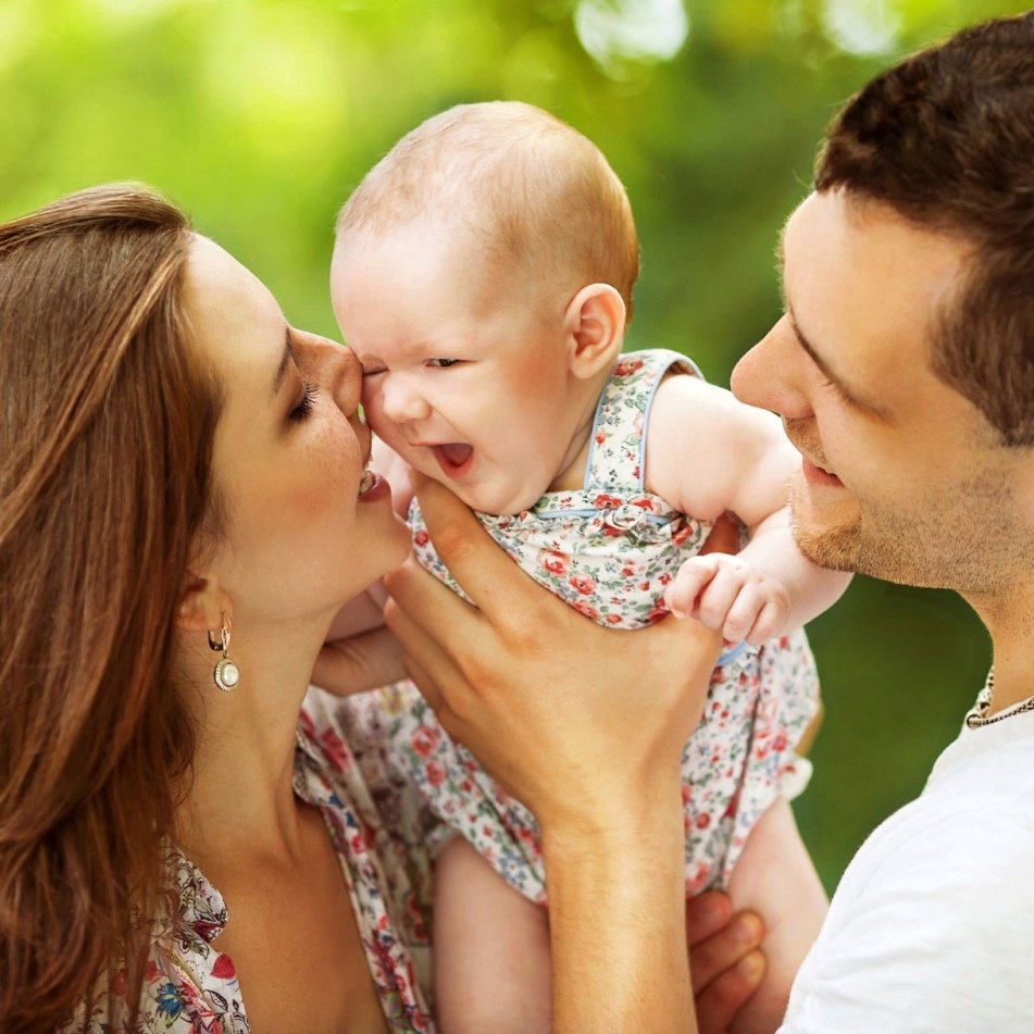 Семья со счастливым ребёнком