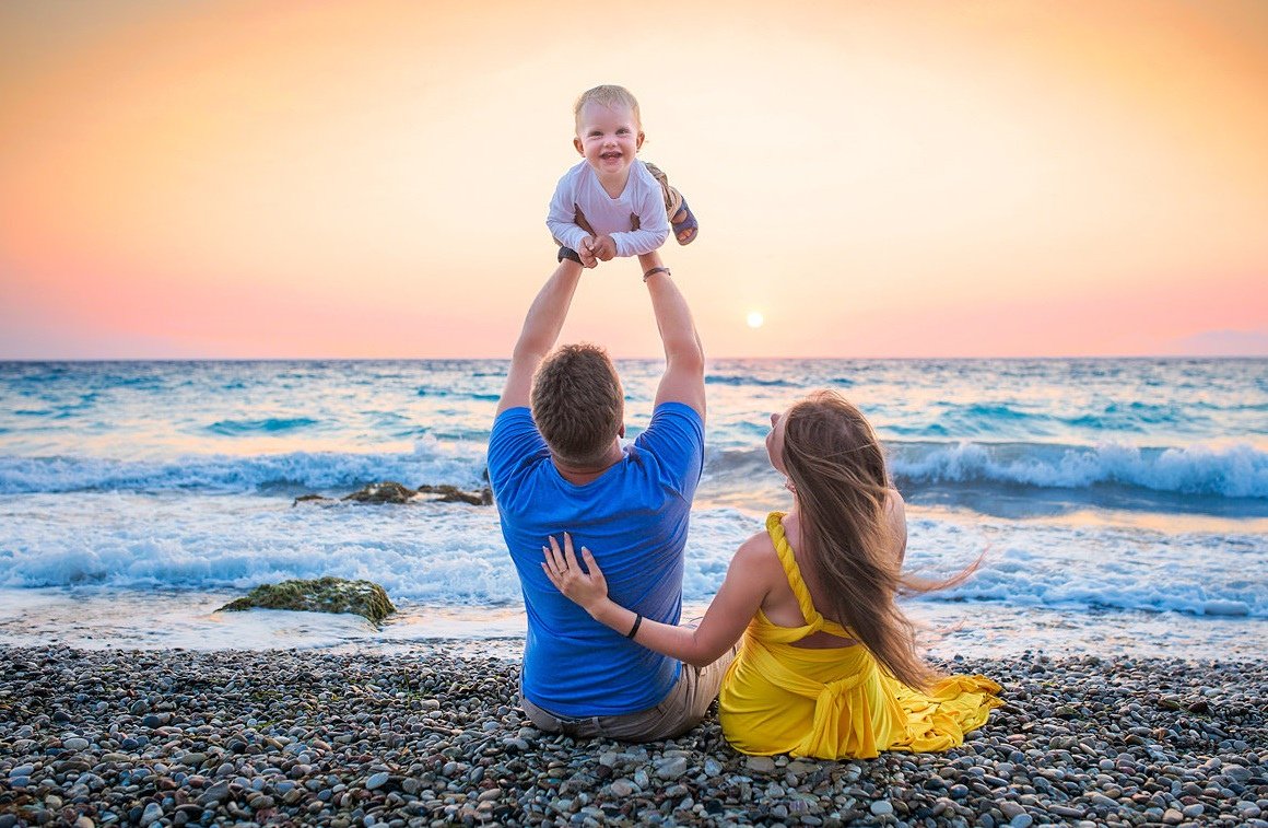 Счастливая семьяна закаате