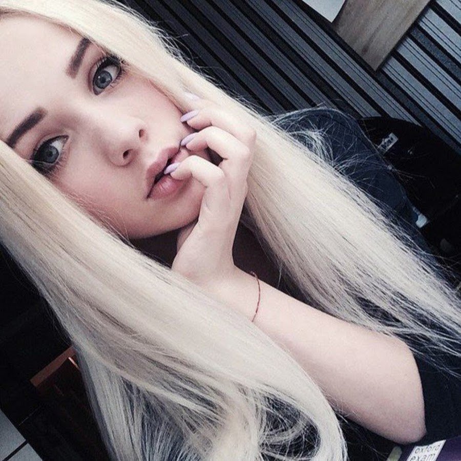 Блондинка 19 лет