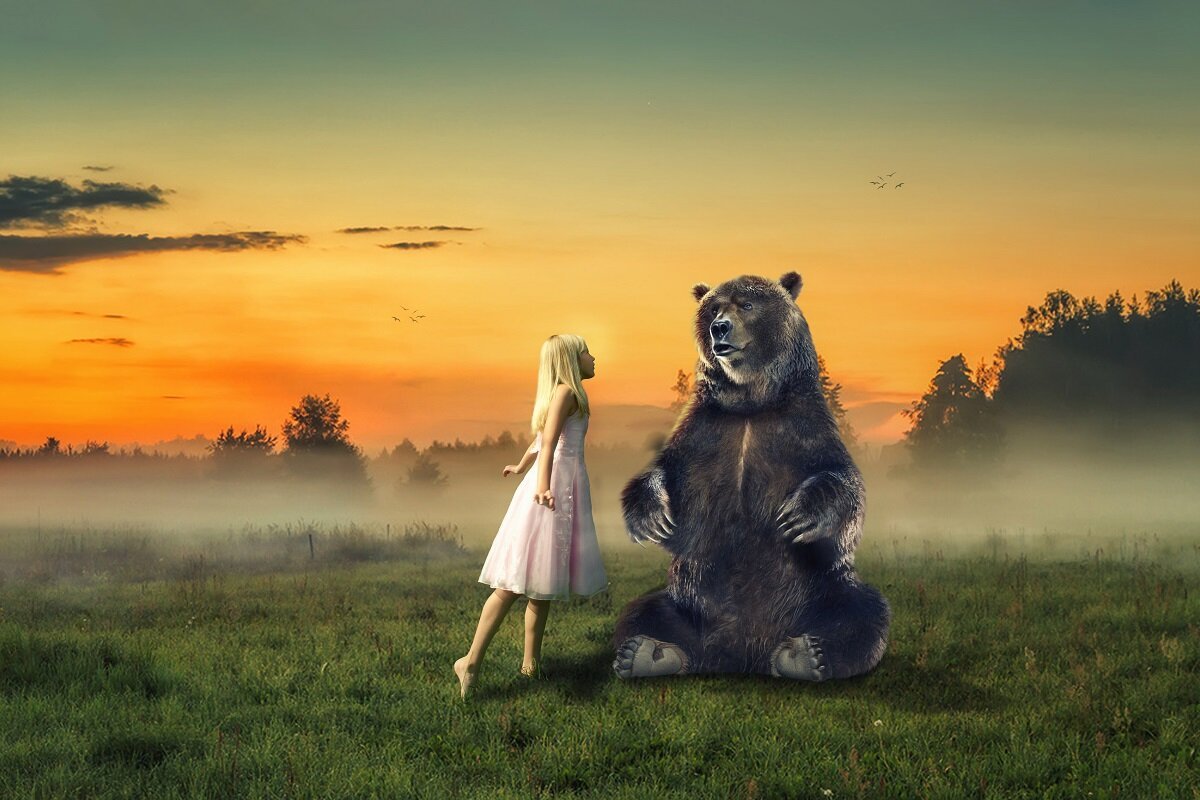 Медведь обнимает девушку