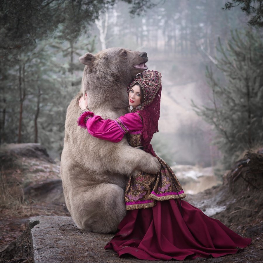 Девушка и медведь