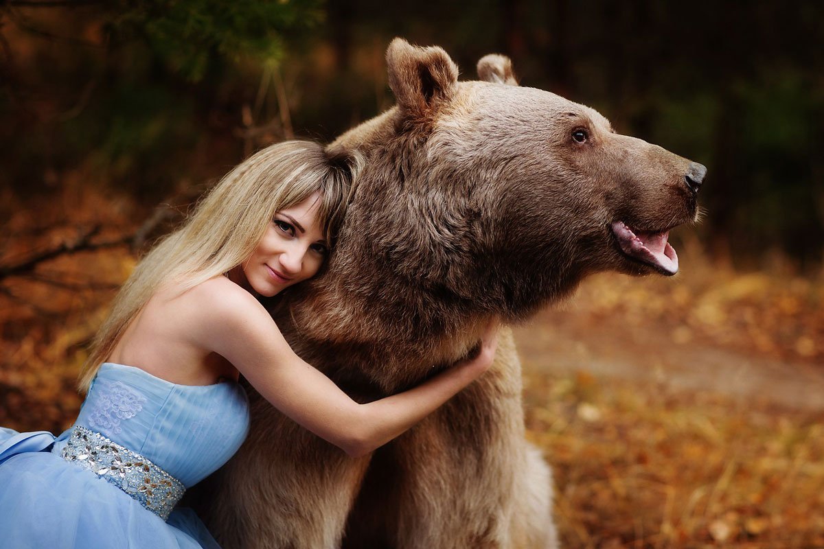 Девочка обнимает Льва