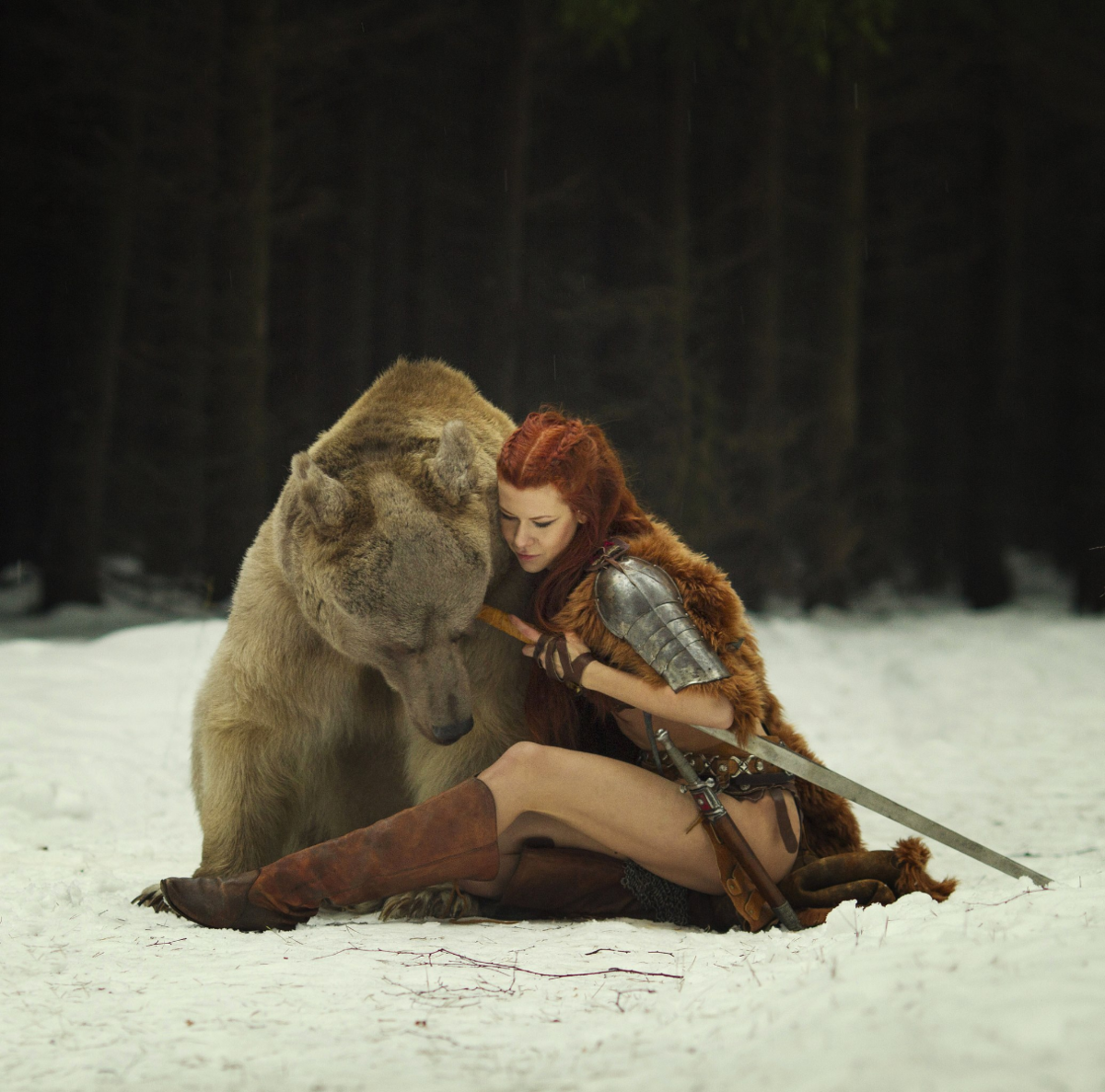 Русская девушка с медведем