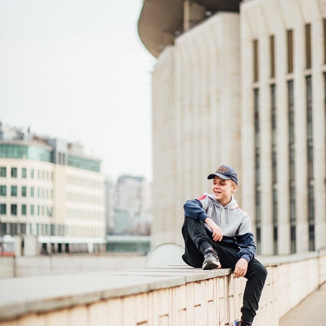 Певец российский молодой