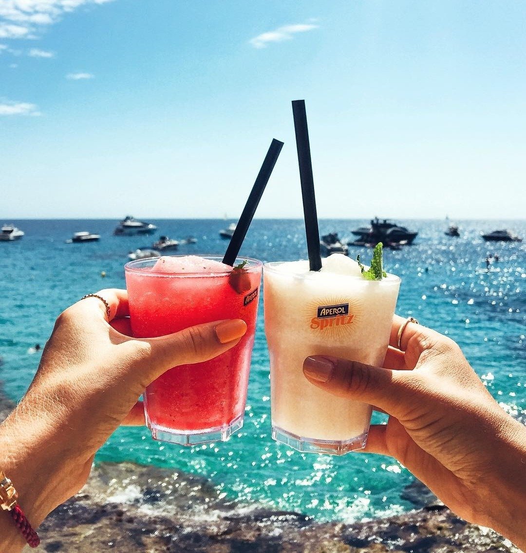 Девушка с мороженым на море