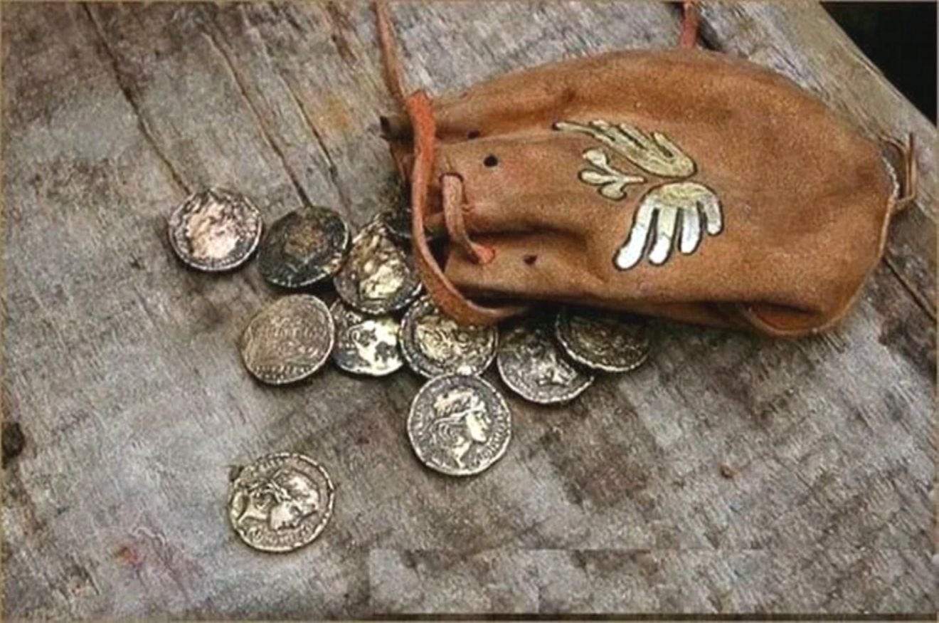 Откуп монетами. Монеты для кошелька. Мешочек со старинными монетами. Старинный кошелек. Мешочки для денег старинные.