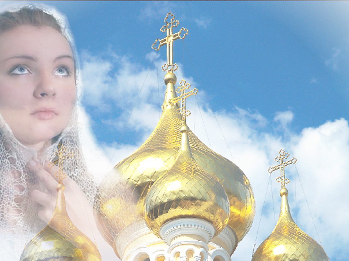 Люди возле церкви