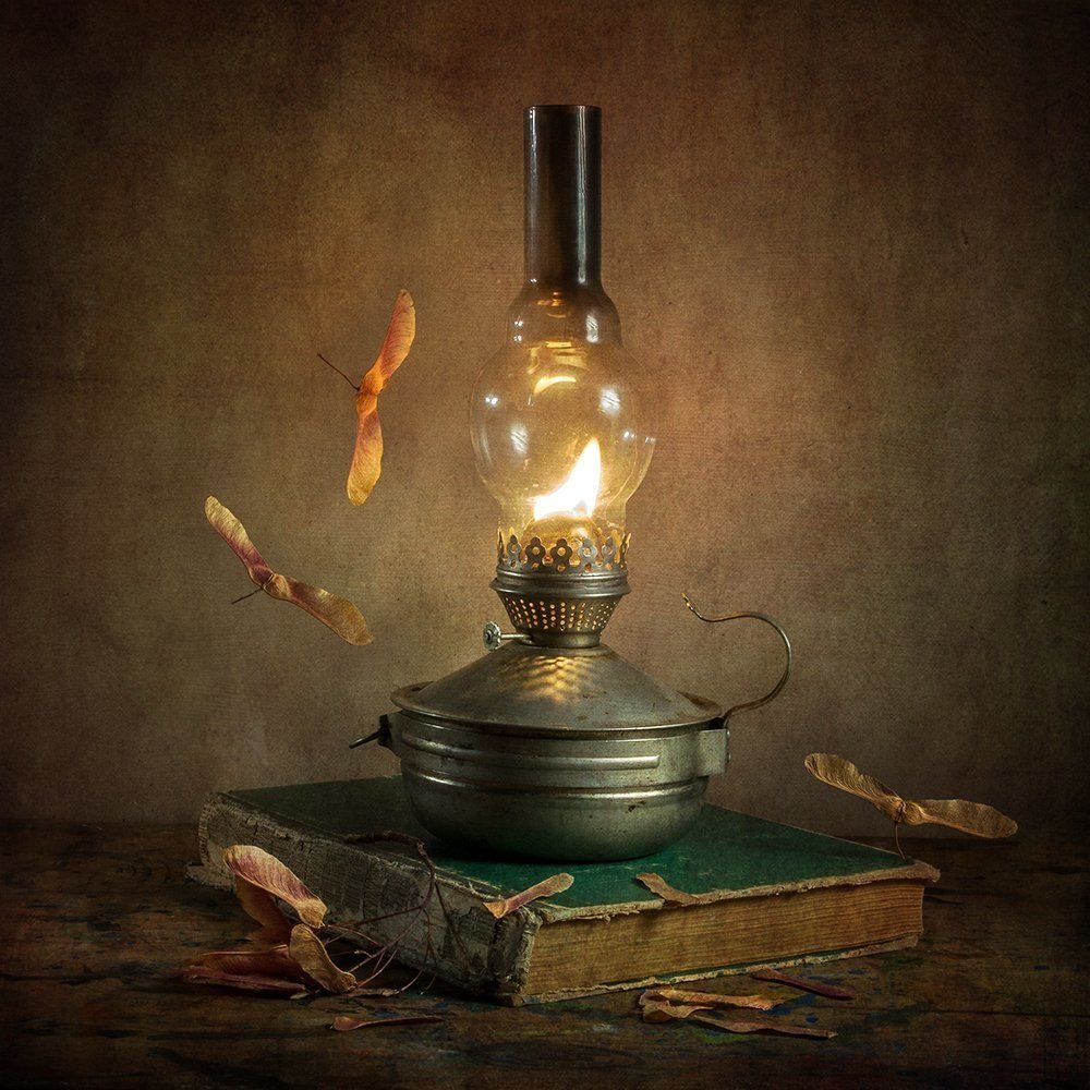 Горящая керосиновая лампа