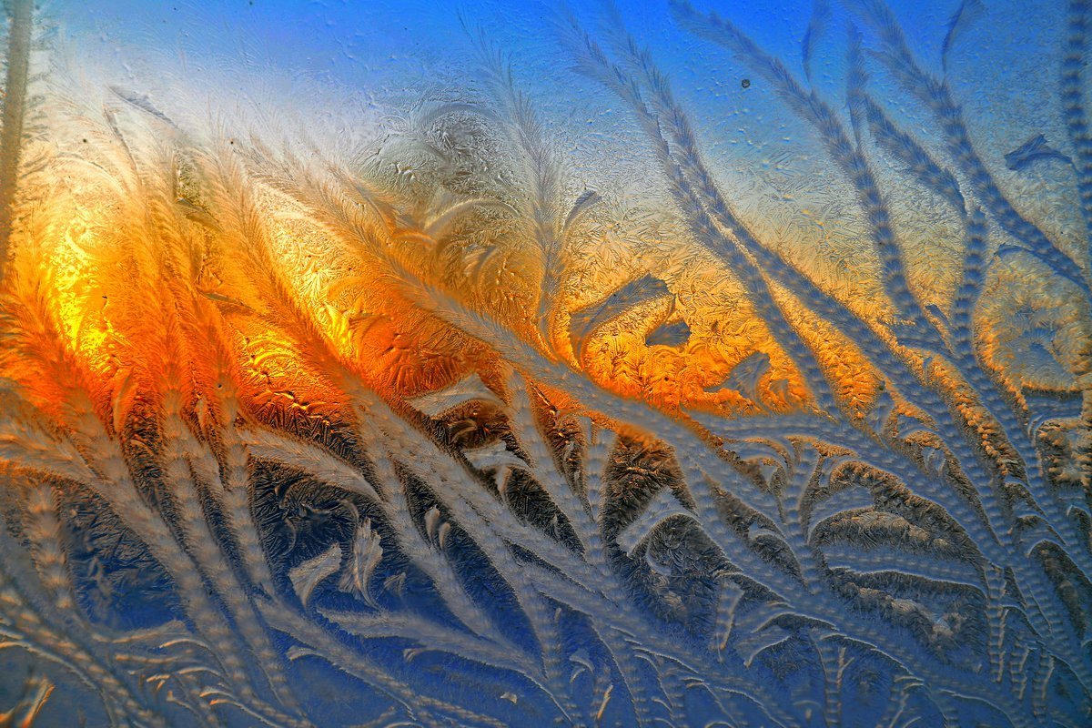 Морозные узоры на стекле