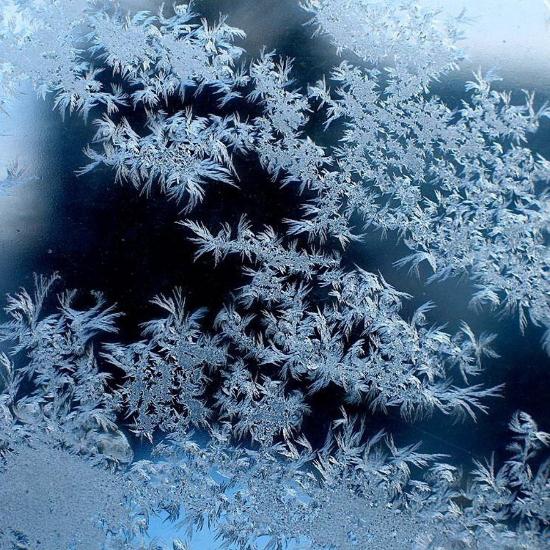 Морозные узоры на окне