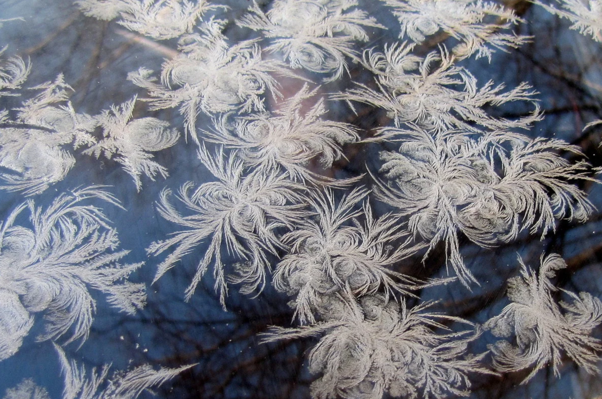 Красивые узоры на стекле