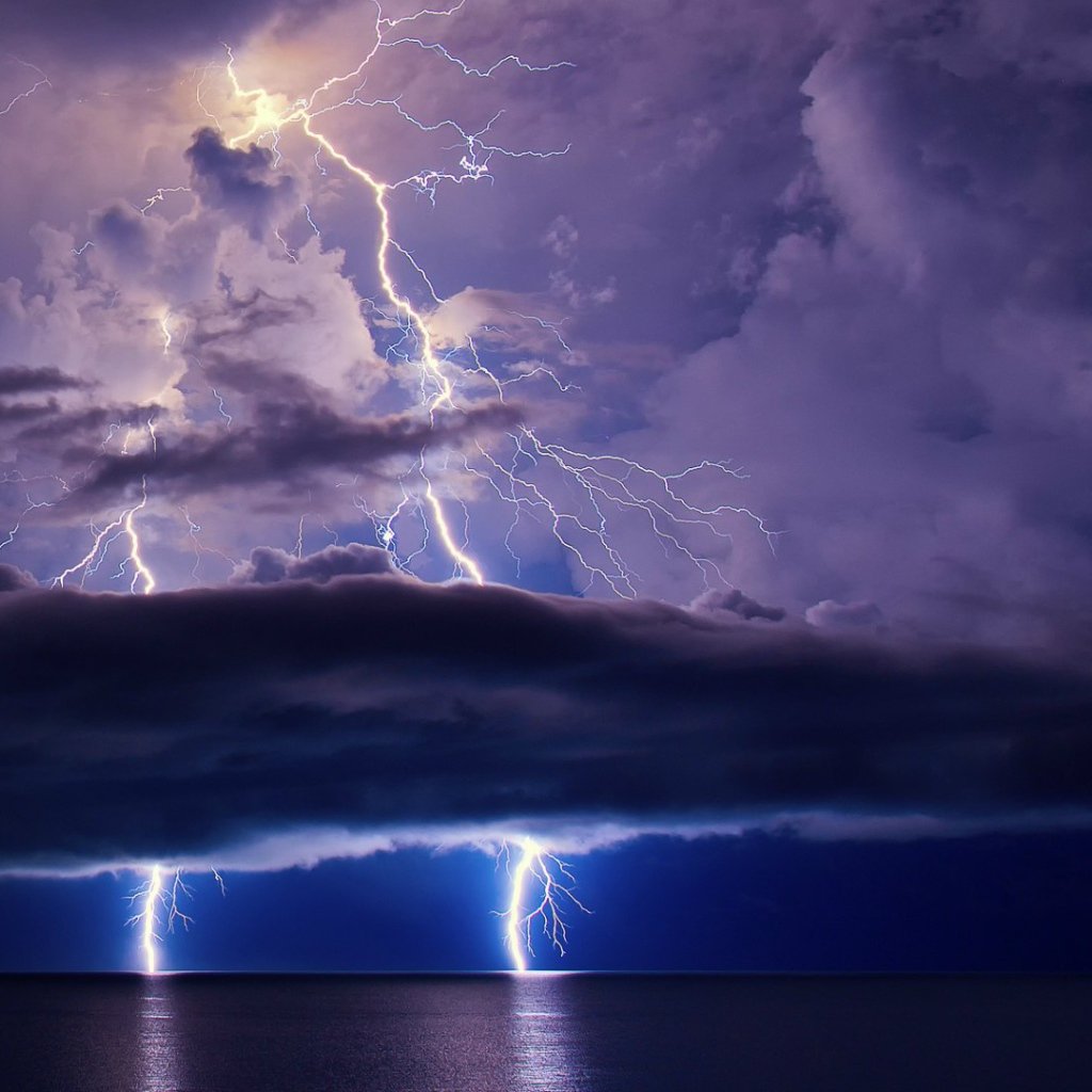 Туча с молнией