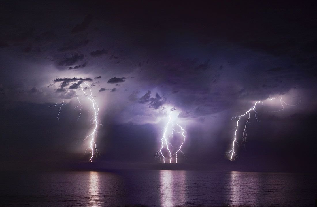 Молния ударила в море
