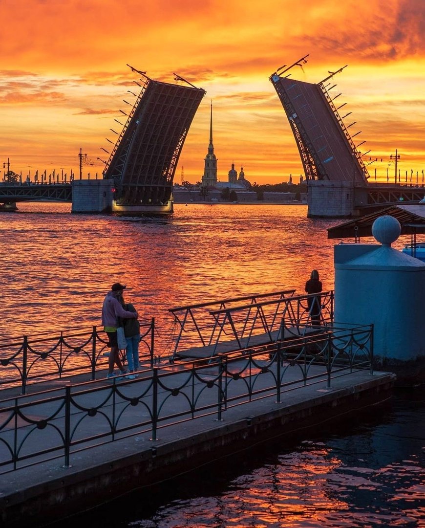 Дворцовый мост в Санкт-Петербурге