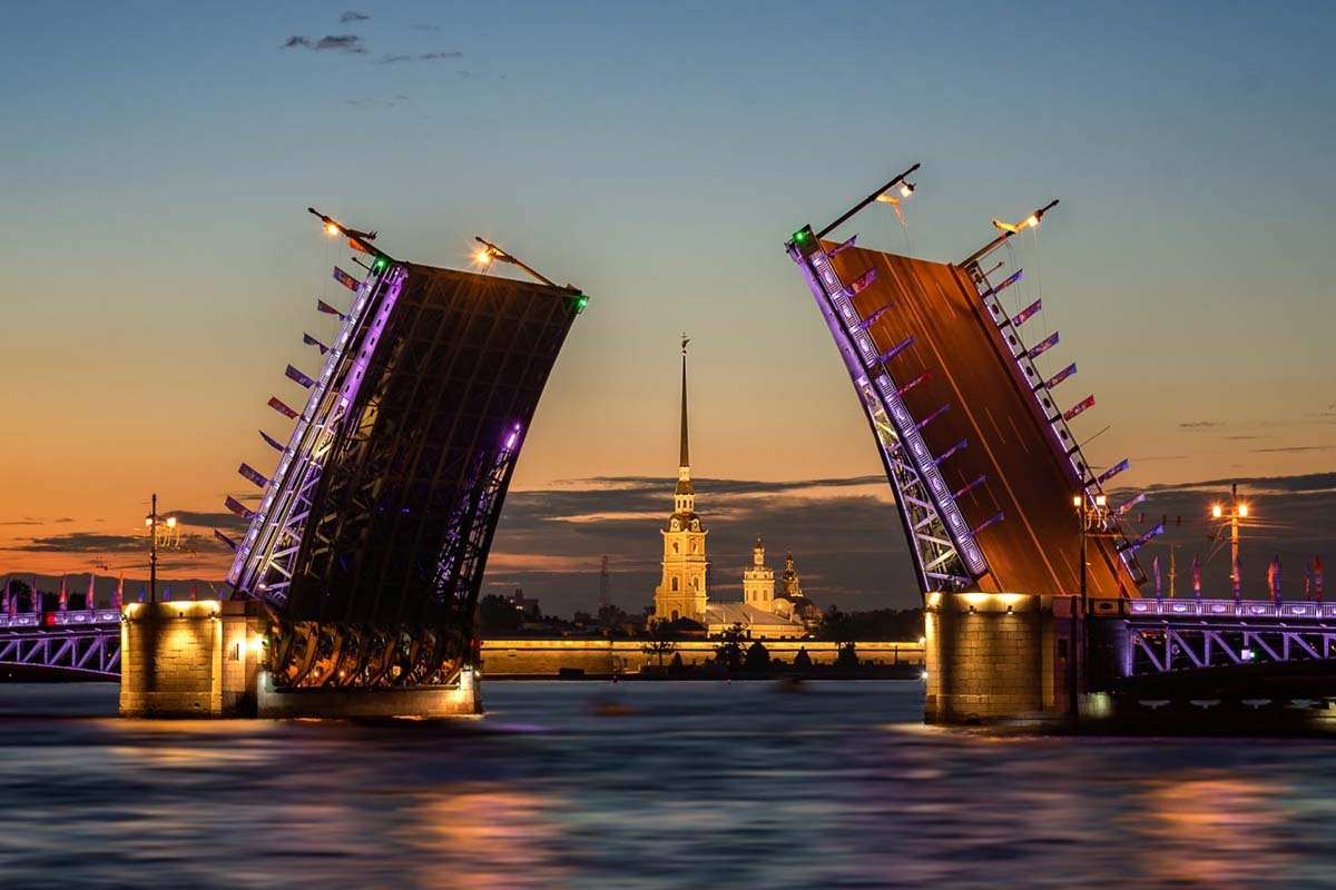 Развод мостов на катере