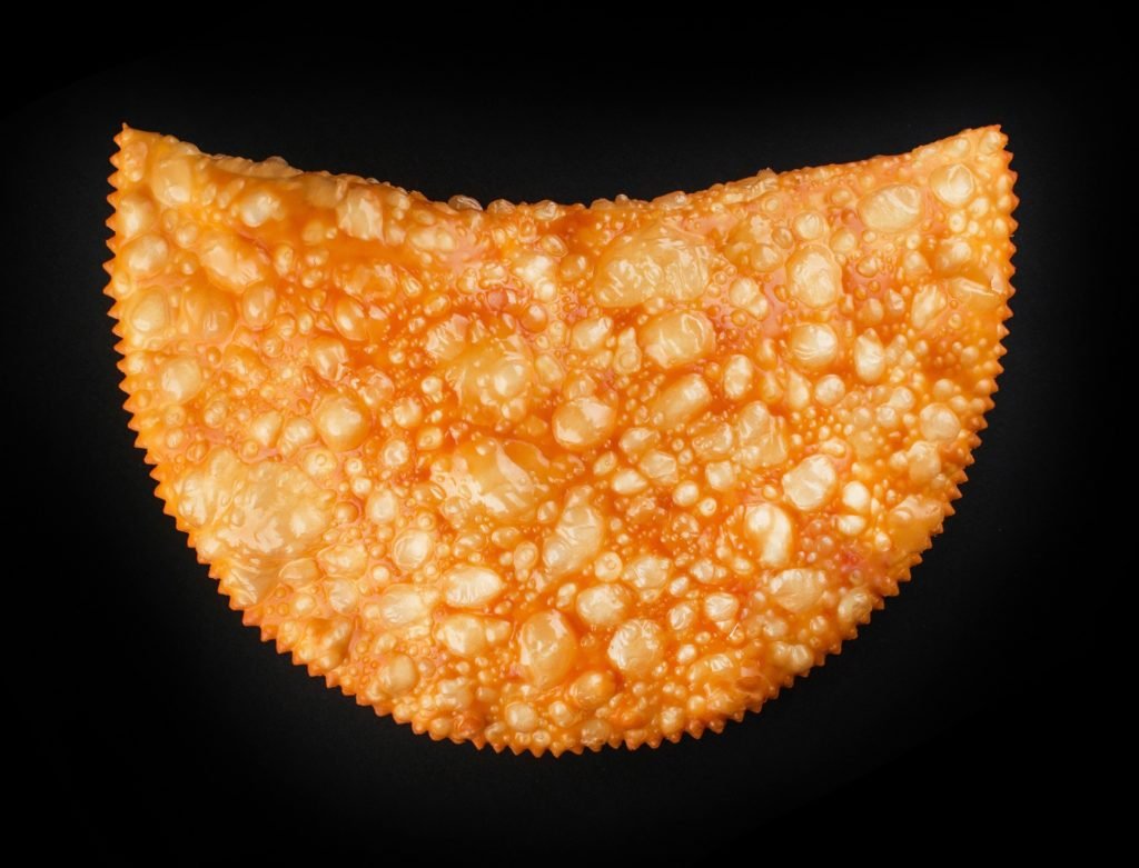 Красивые чебуреки на черном фоне