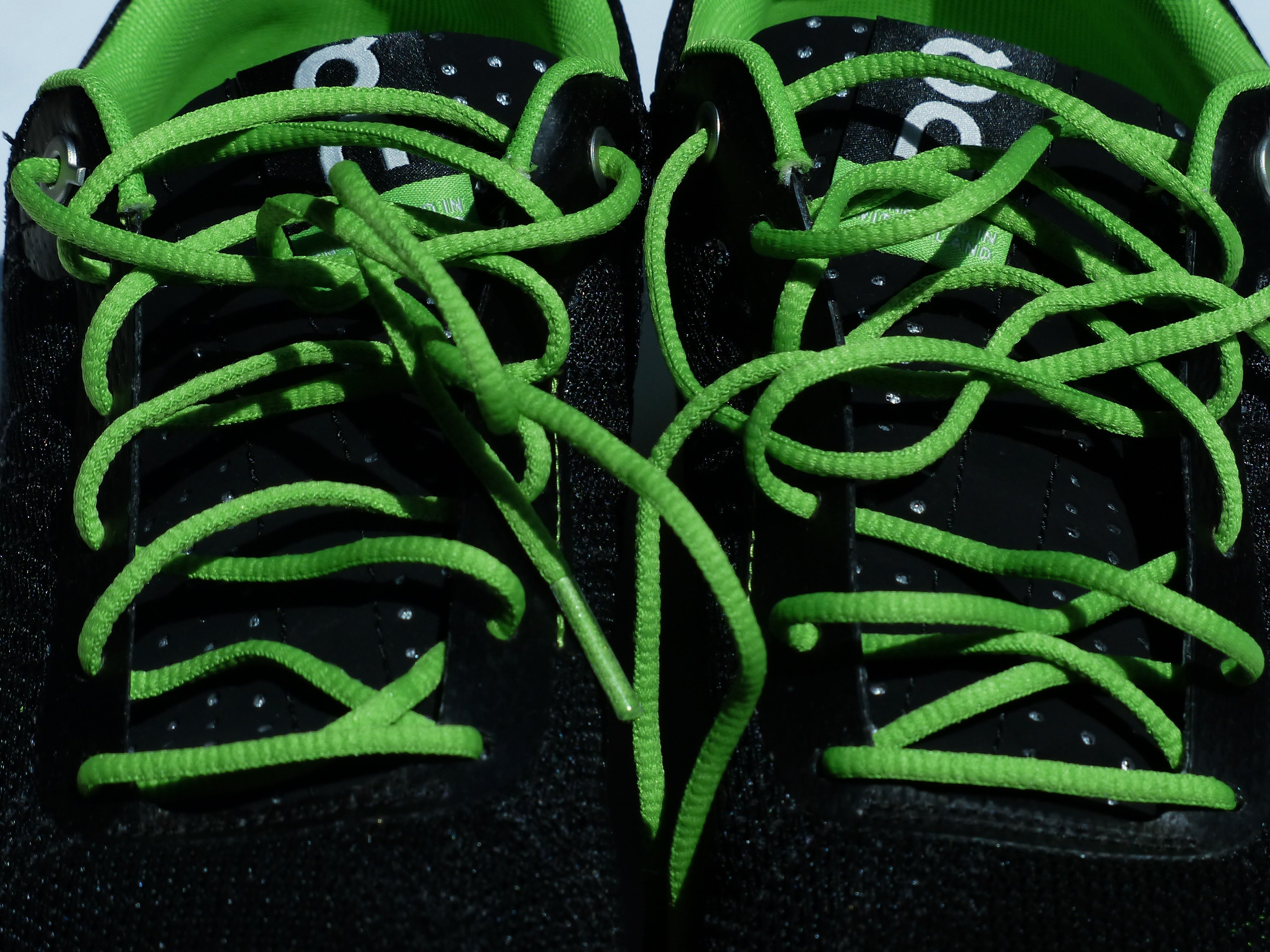 Короткая шнуровка. Shoelaces кроссовки. Шнурки зеленые. Шнурки для кроссовок. Шнуровка кроссовок.