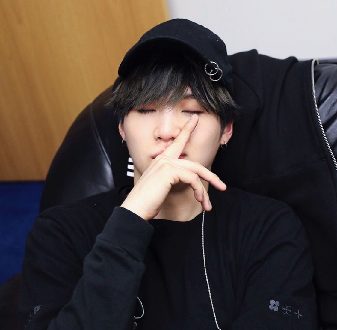 BTS suga в кепке