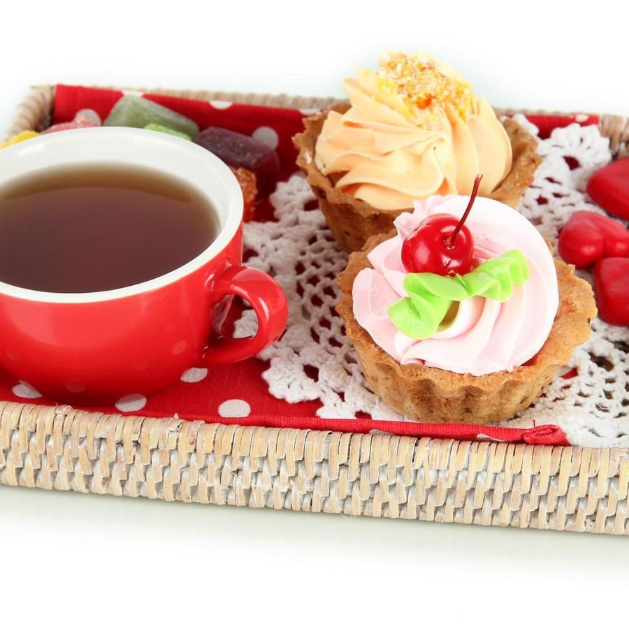 Пирожное с чаем на белом фоне