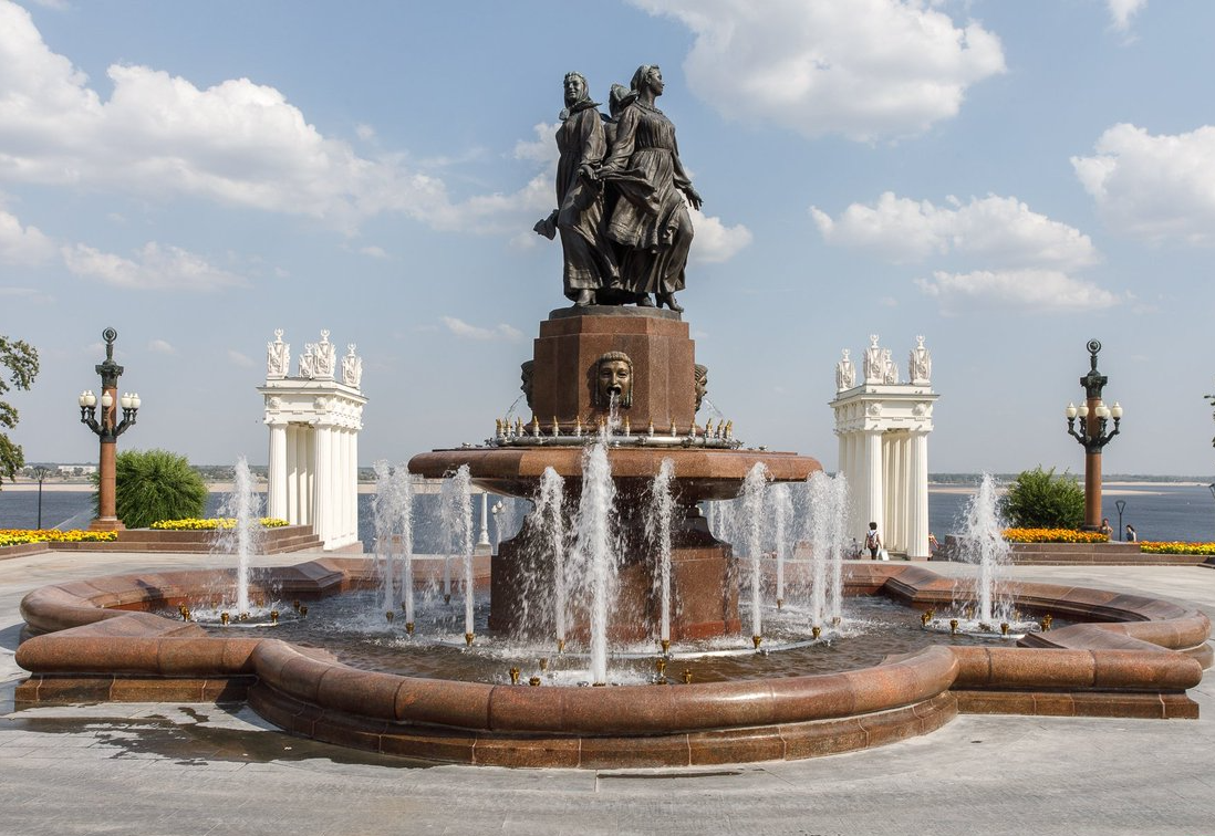 Туристы в Волгограде Мамаев Курган